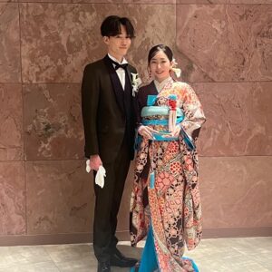 茶色のリメイク引き振袖を着た花嫁と花婿