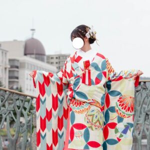 クリーム色のリメイク打掛を着た花嫁