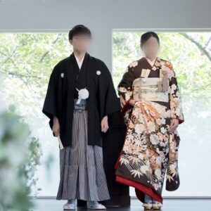 茶色のリメイク引き振袖を着た花嫁と花婿