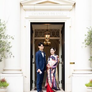 黒色のリメイク引き振袖を着た花嫁と花婿