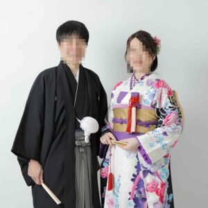 白色のリメイク引き振袖を着た花嫁と花婿