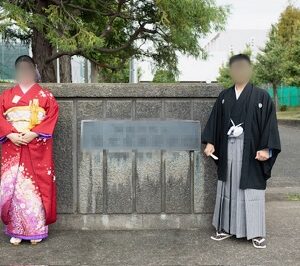 赤色のリメイク引き振袖を着た花嫁と花婿