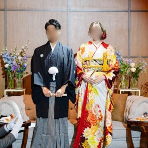 白色のリメイク引き振袖を着た花嫁と花婿