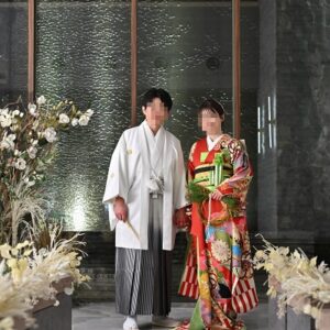 赤色のリメイク引き振袖を着た花嫁と花婿