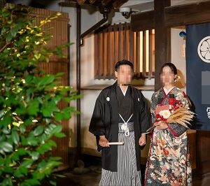 黒色のリメイク引き振袖を着た花嫁と花婿