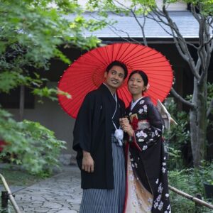 茶色のリメイク引き振袖を着た花嫁と花婿