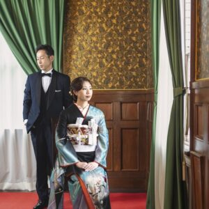 黒色のリメイク引き振袖を着た花嫁と花婿