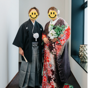 色のリメイク打掛を着た花嫁と花婿