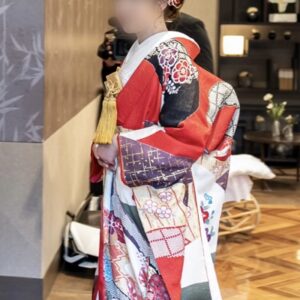 赤色のリメイク打掛を着た花嫁