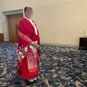 赤色のリメイク打掛を着た花嫁