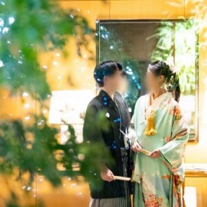 エメラルドグリーン色のリメイク打掛を着た花嫁と花婿