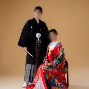 赤色のリメイク打掛を着た花嫁と花婿