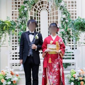 赤色のリメイク引き振袖を着た花嫁と花婿