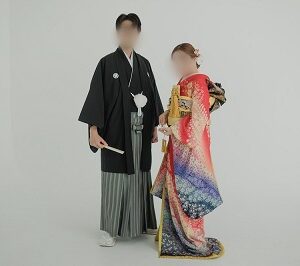 赤色のリメイク引き振袖を着た花嫁と花婿