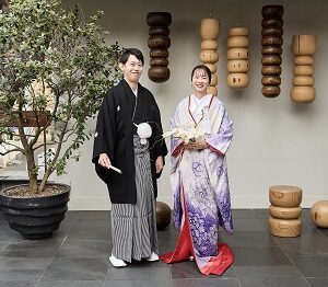 総絞りのリメイク打掛を着た花嫁と花婿