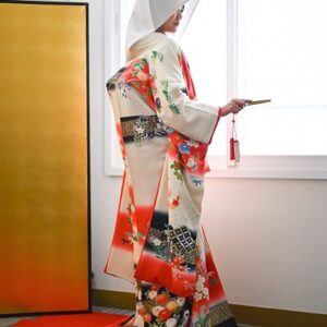 白色のリメイク打掛を着た花嫁