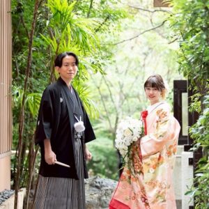ピンク色のリメイク打掛を着た花嫁と花婿
