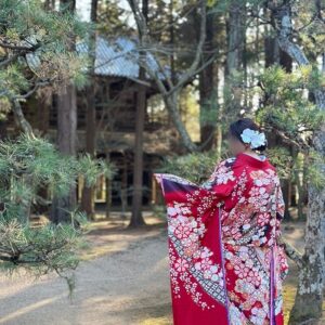 赤色のリメイク打掛を着た花嫁