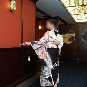 色のリメイク引き振袖を着た花嫁