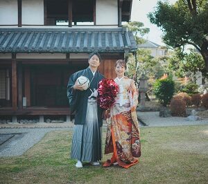 茶色のリメイク引き振袖を着た花嫁と花婿