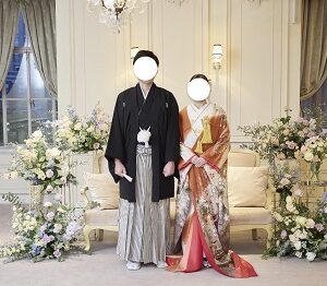 赤色のリメイク打掛を着た花嫁と花婿