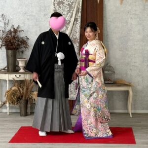 白色のリメイク引き振袖を着た花嫁と花婿