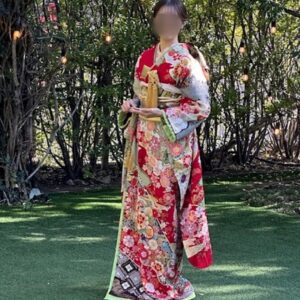 赤色のリメイク引き振袖を着た花嫁