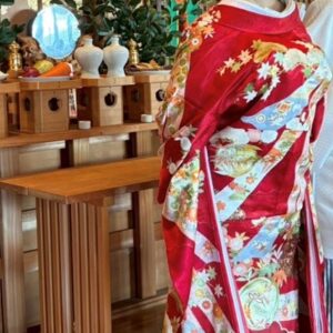 赤色のリメイク打掛を着た花嫁と花婿