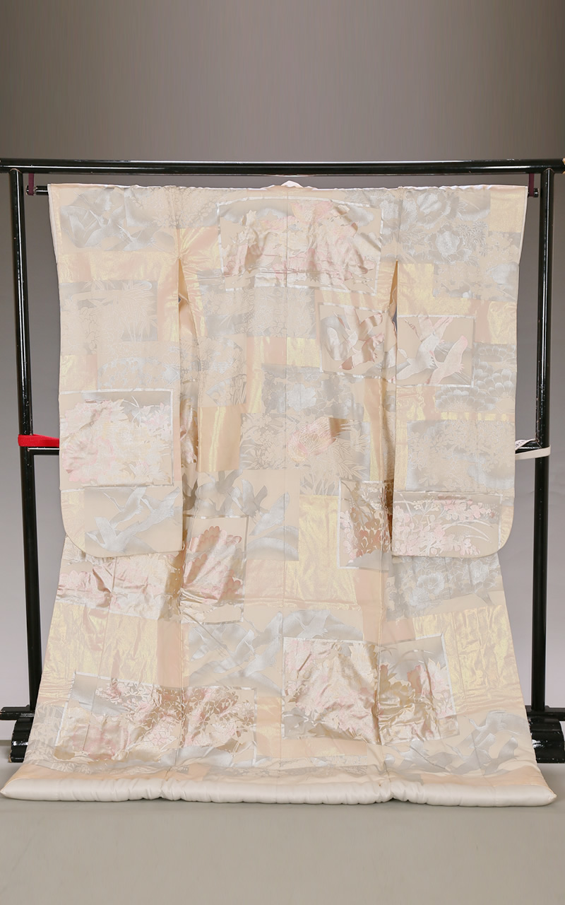 淡い柿色に箔加工を施した友禅の白い色打掛レンタル