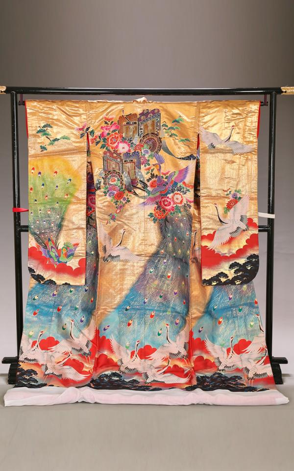 紹巴織黄金地の天に昇る孔雀が描かれた色打掛レンタル