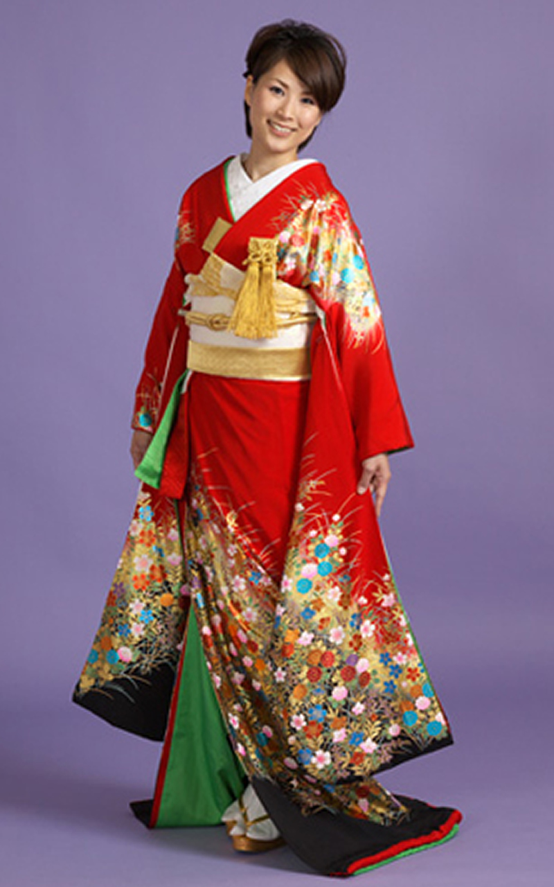 引振袖レンタル　赤地に金彩四季花、裾は黒ぼかし