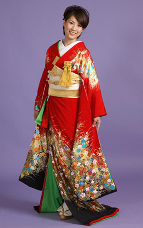 引振袖レンタル　赤地に金彩四季花、裾は黒ぼかし