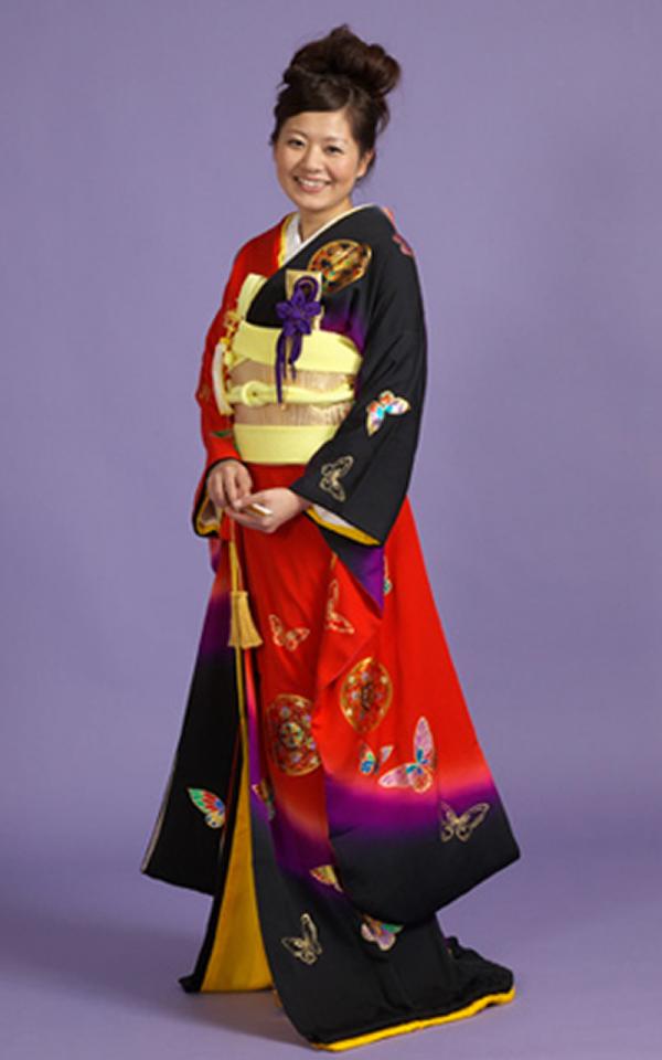 引振袖レンタル 赤地に蝶柄、華紋 落款入り