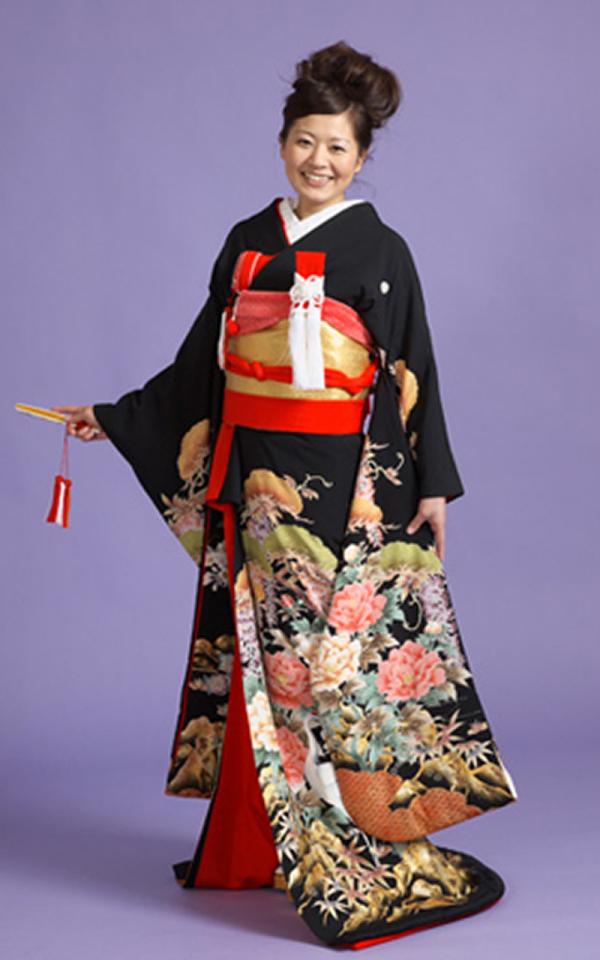 引振袖レンタル　黒地に松竹梅と鶴に牡丹柄、裾のみに柄のある本格引き振袖