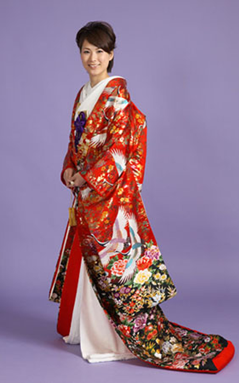 色打掛レンタル　鮮やかな赤と黒地に鶴と四季の花々