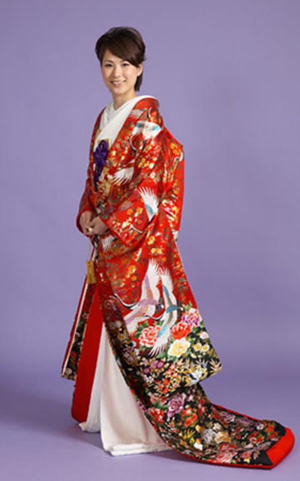 色打掛レンタル　鮮やかな赤と黒地に鶴と四季の花々