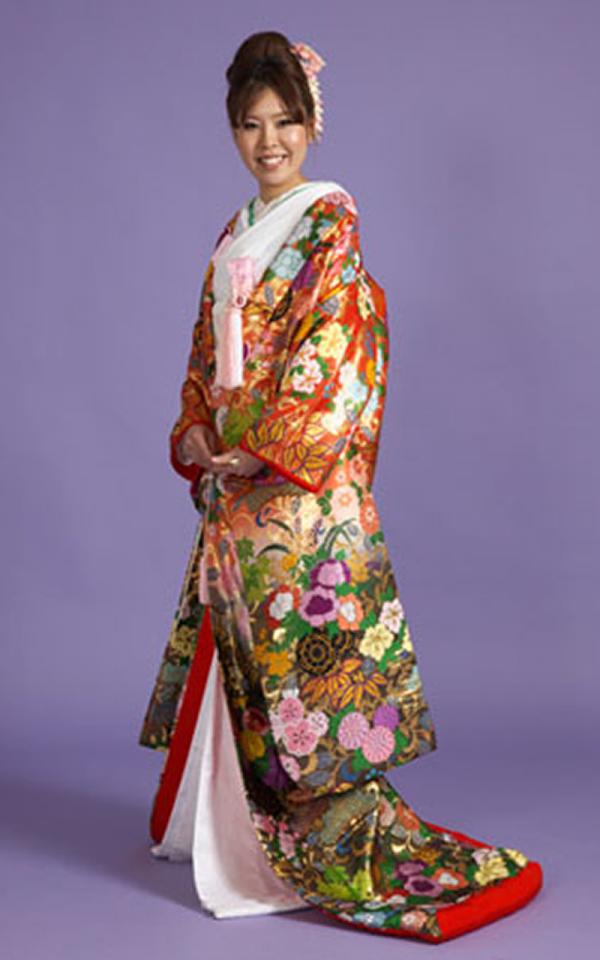 色打掛レンタル　オレンジと黒地に四季折々の花