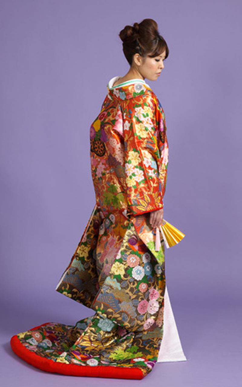 色打掛レンタル　オレンジと黒地に四季折々の花