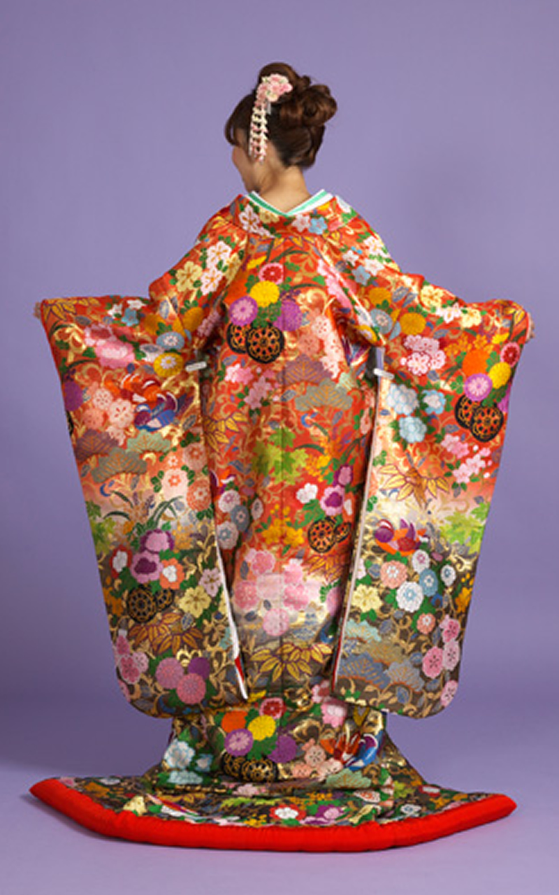 色打掛レンタル　オレンジと黒地に四季折々の花