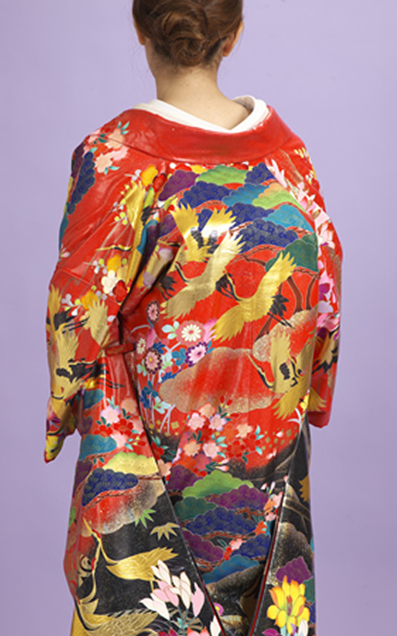 本手描き友禅色打掛レンタル　赤地に裾黒地　金箔鶴柄　落款入り