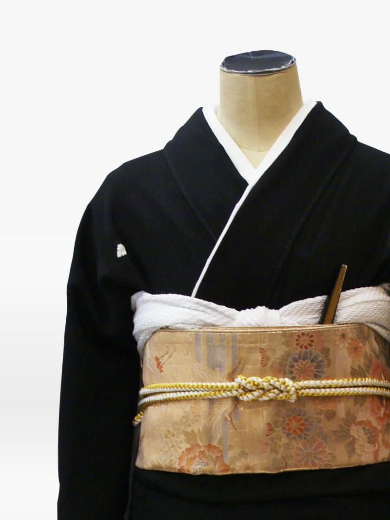 落ち着いた青海波柄に鶴の黒留袖