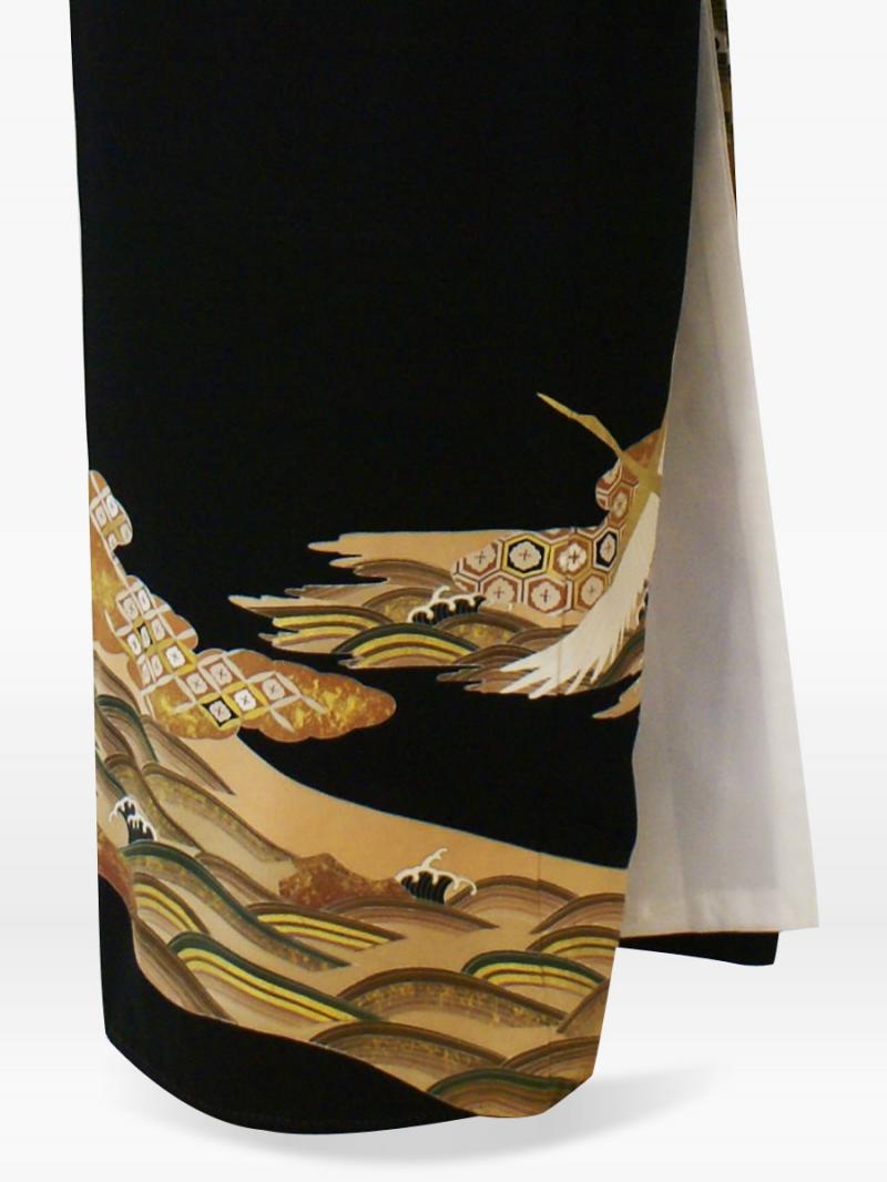 落ち着いた青海波柄に鶴の黒留袖