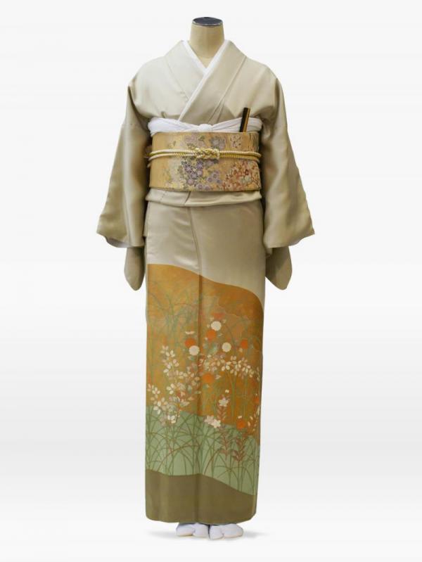 黄緑ベージュ色の秋の花々の色留袖