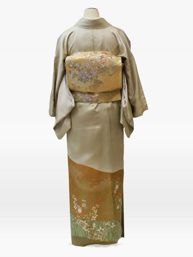 黄緑ベージュ色の秋の花々の色留袖