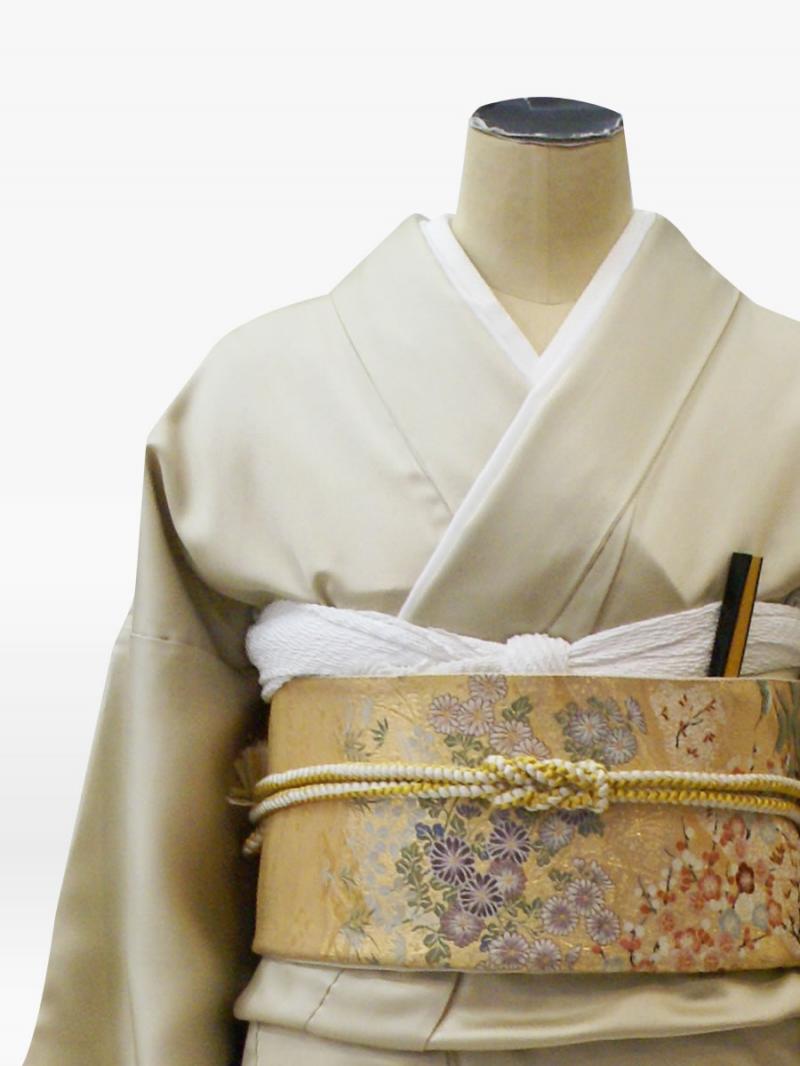 黄緑ベージュ色の秋の花々の色留袖