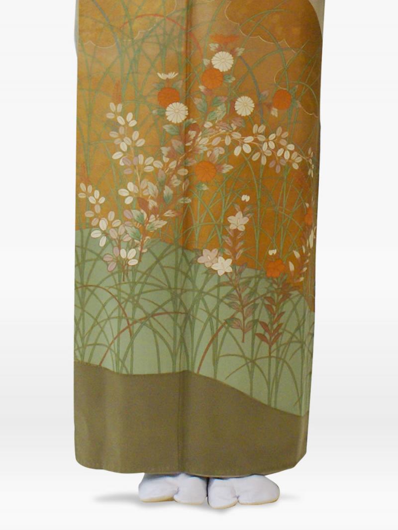 黄緑ベージュ色の秋の花々の色留袖