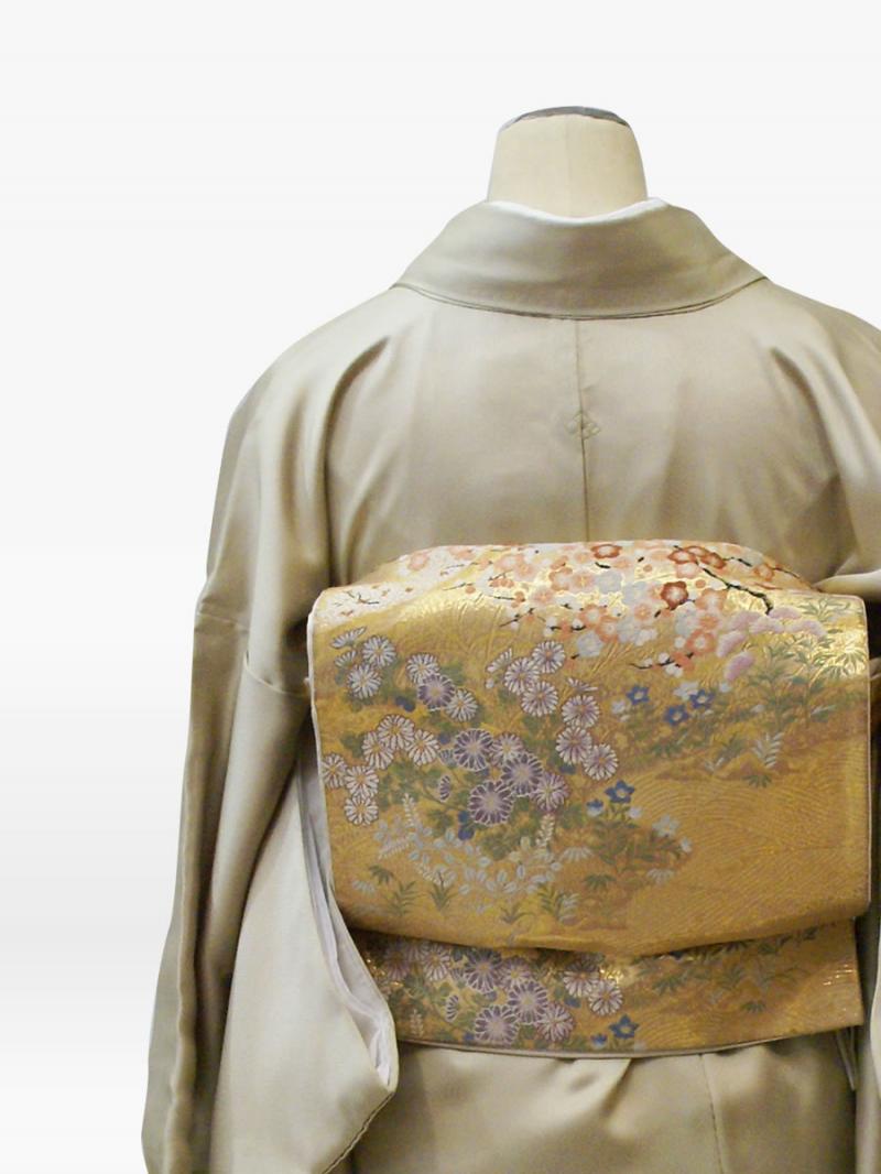 黄緑ベージュ色の秋の花々の色留袖