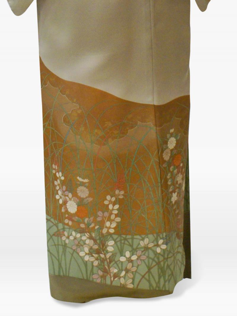 黄緑ベージュ色の秋の花々の色留袖