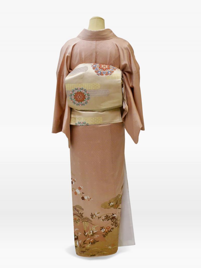 ピンクベージュ色の秋の花・松の色留袖