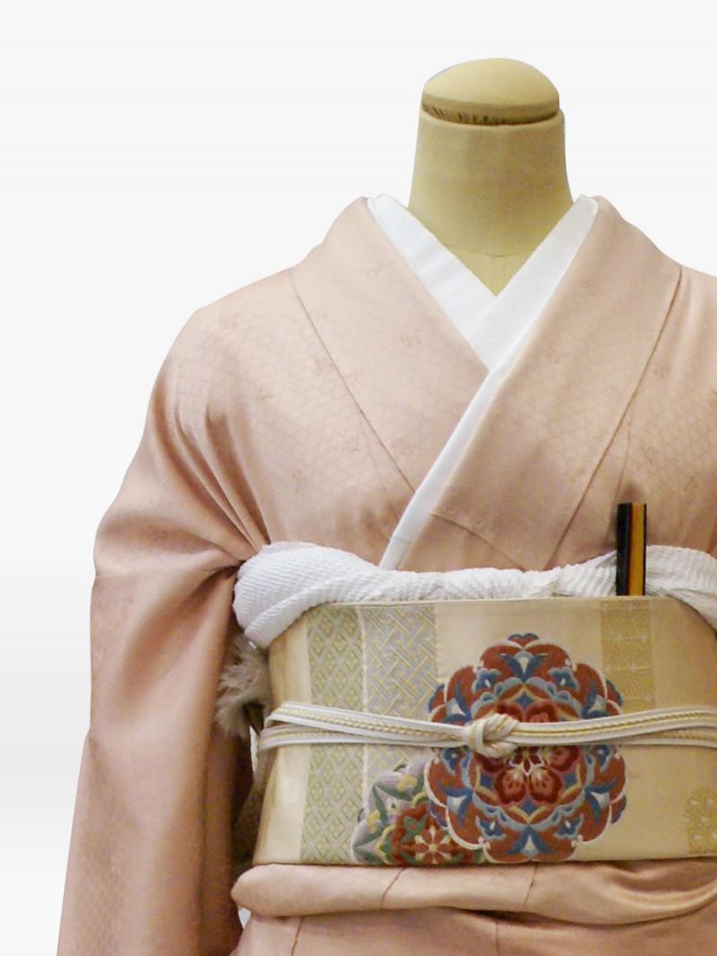 ピンクベージュ色の秋の花・松の色留袖